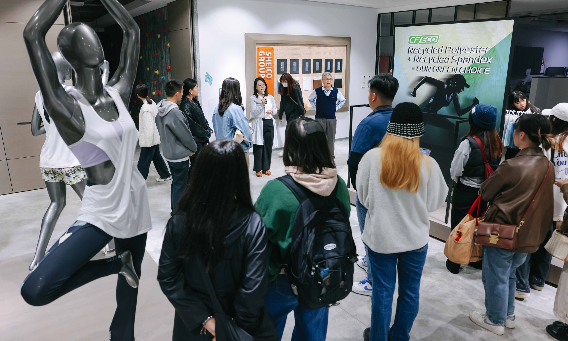 薛長興工業股份有限公司主管向東華大學國企系學生說明實際經營和運作模式及各式生產成果展示