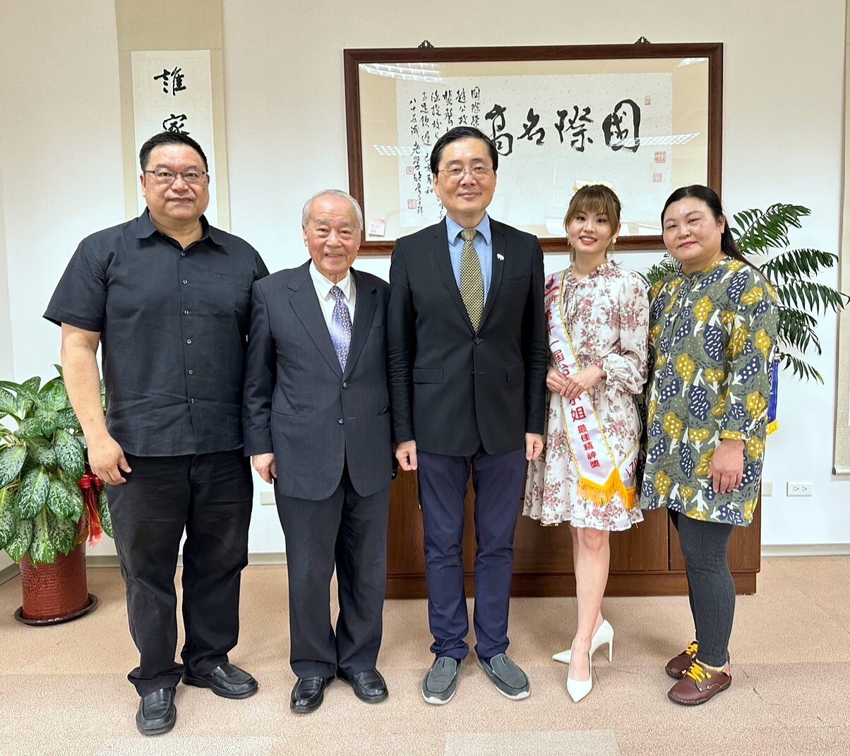 趙涵㨗校長與獲頒「東華之光」獎杯人員合照