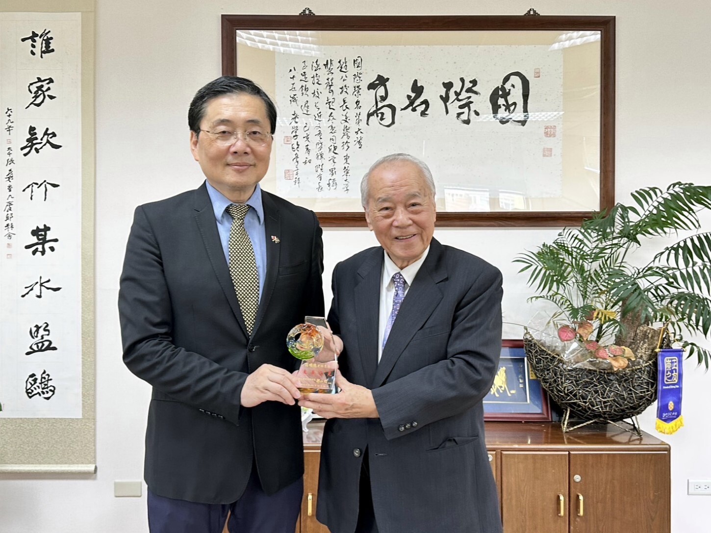 東華大學趙涵㨗校長頒發「東華之光」獎杯予彭明德老師