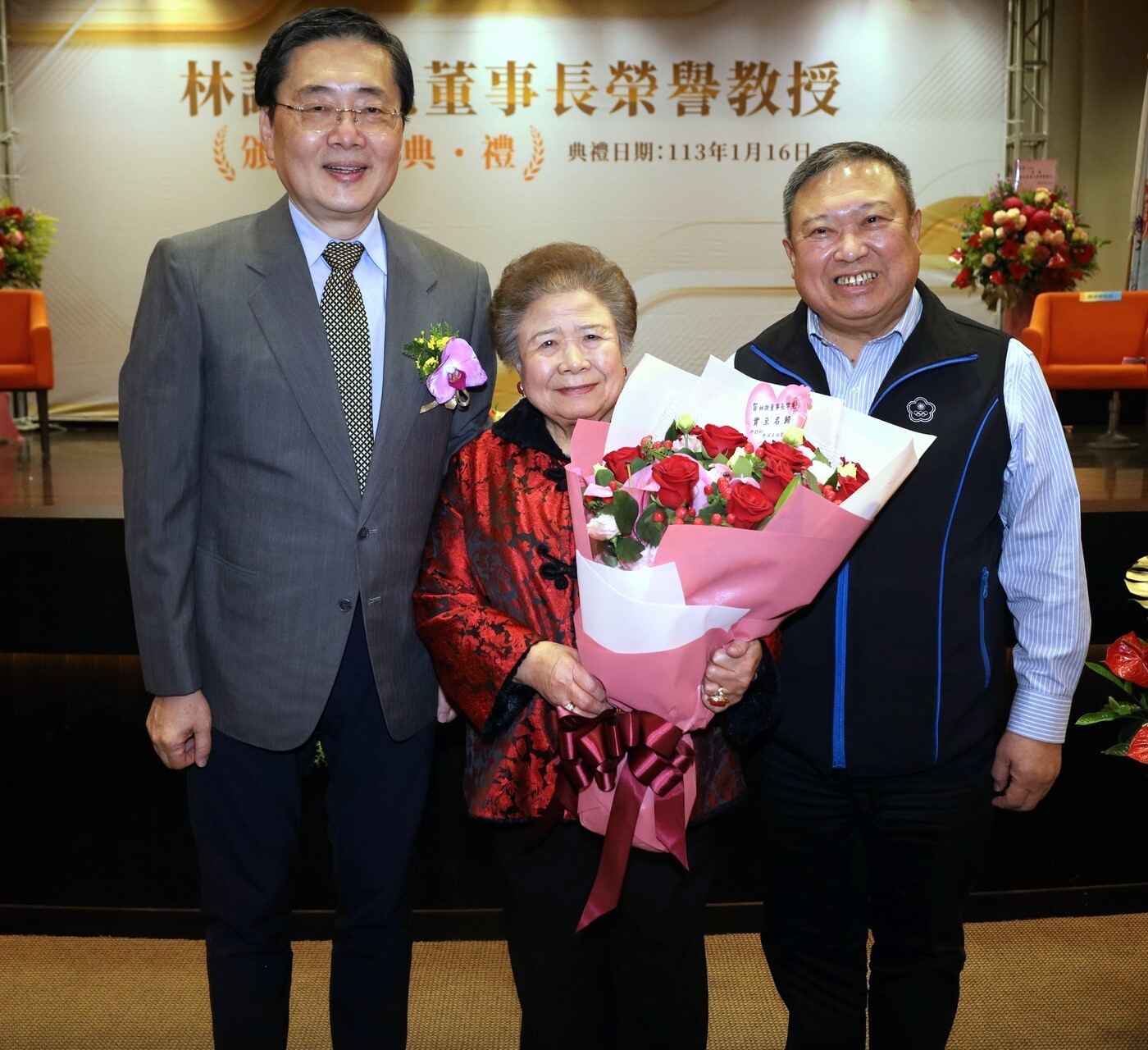 東華大學趙涵㨗校長與林謝罕見董事長合照