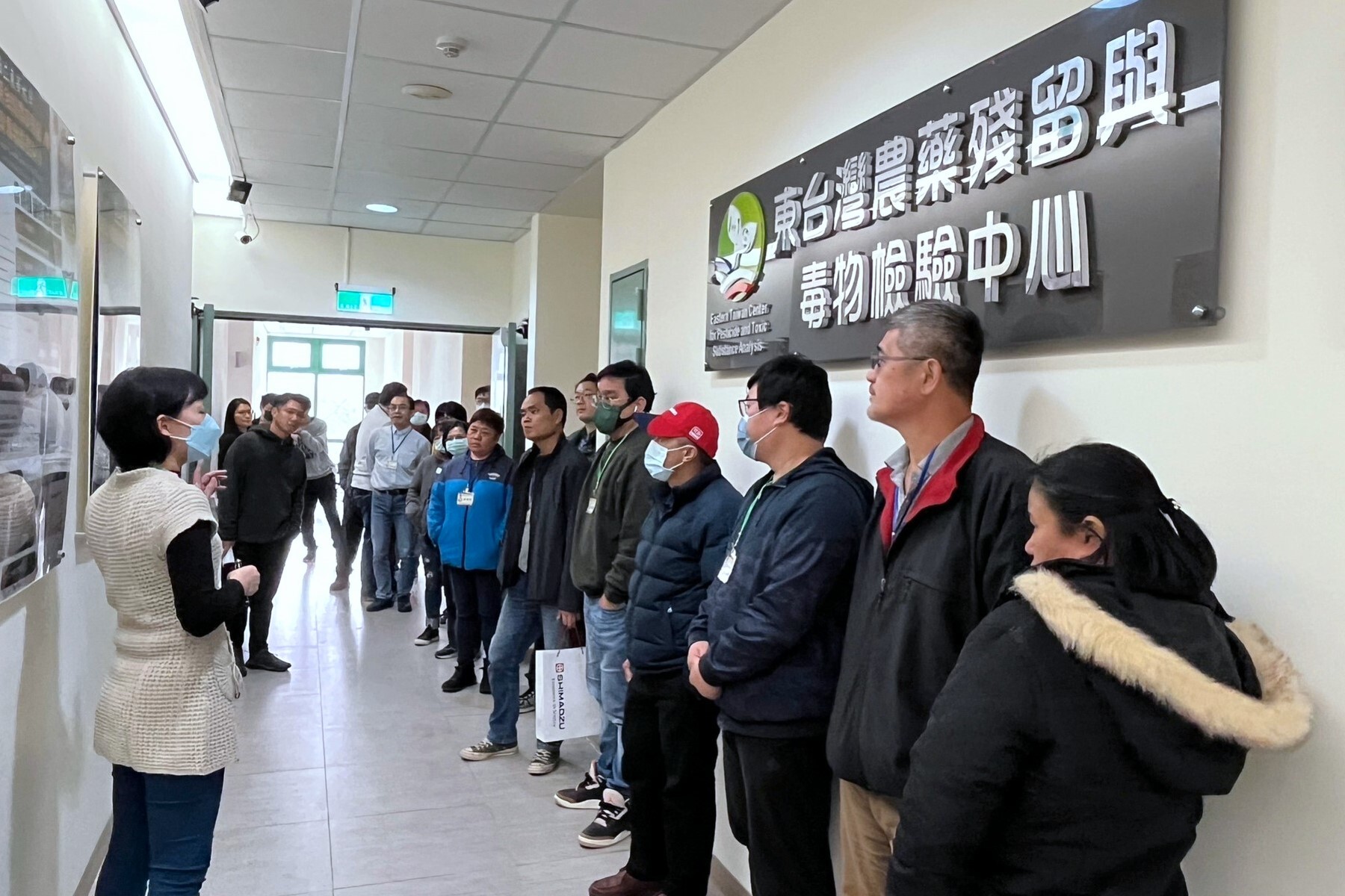 參加「農產品質維護及品牌形象提升研討會」人員參訪實驗室