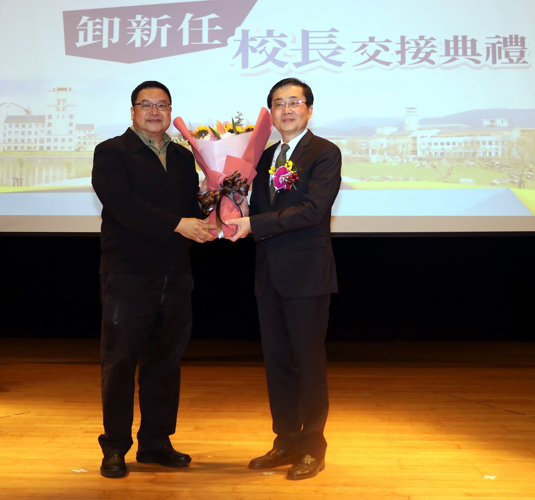 主任秘書廖慶華教授代表同仁致贈花束予趙涵㨗校長,表達領導東華大學八年感謝之意