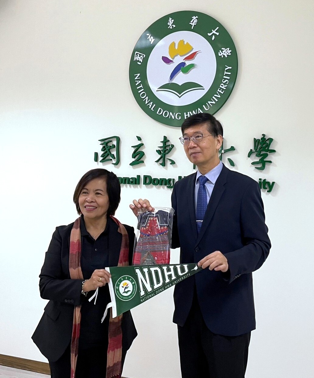 UP Baguio Chancellor Ph.D. Corazon L. Abansi and Vice President Chin-Peng Chu exchanged souvenirs