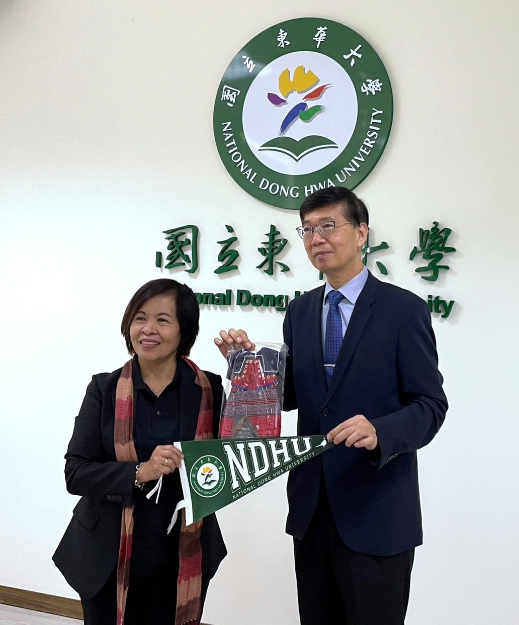 菲律賓大學碧瑤分校來訪Corazon L. Abansi校長及朱景鵬副校長互贈紀念品