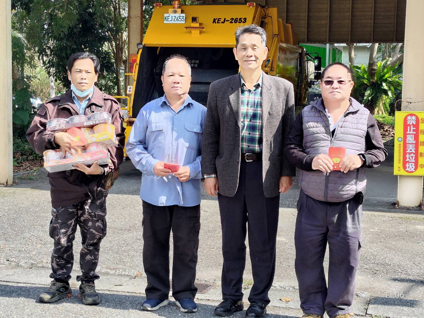 徐輝明校長致贈紅包予東華大學清運班同仁,感謝為同仁及學生犧牲假期服務。