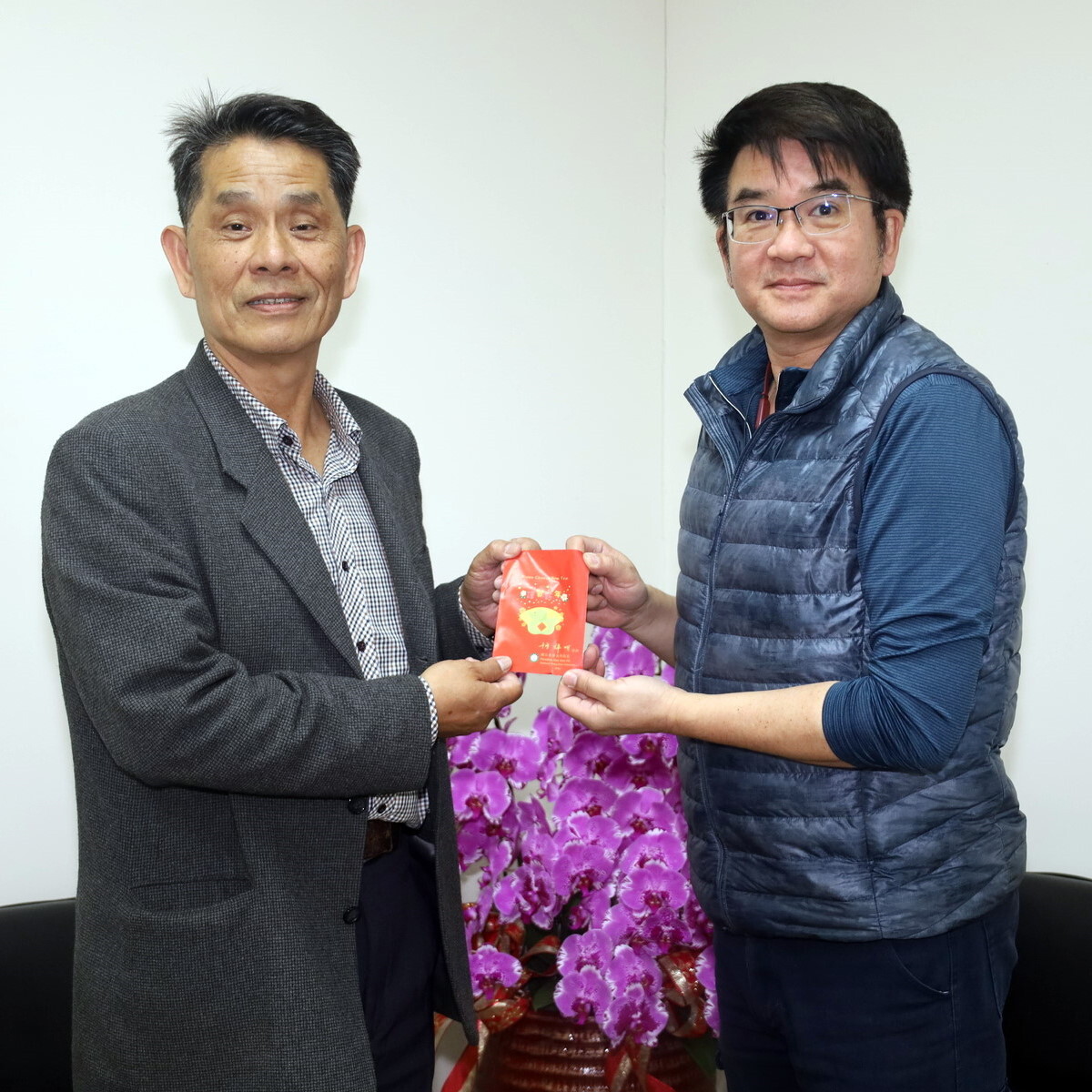 校長與圖書資訊處陳偉銘處長合照