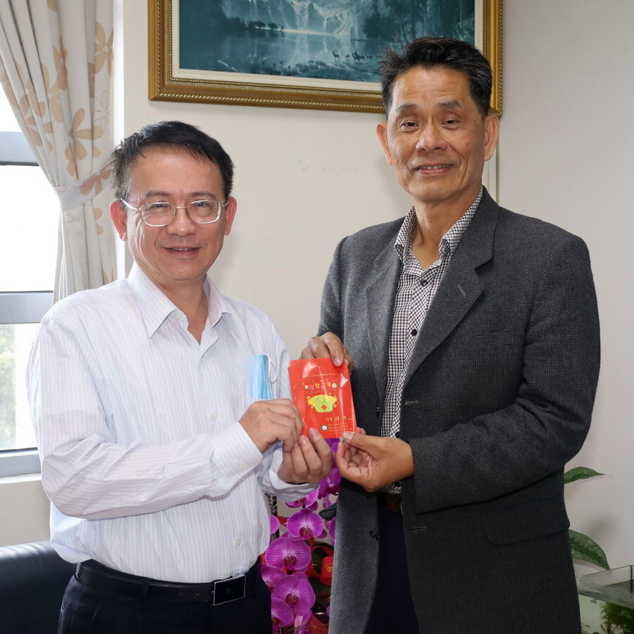 校長與人事室莊文靜主任合照