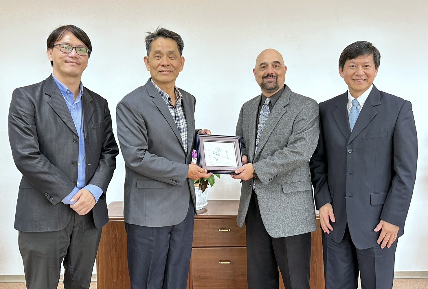 徐輝明校長致贈臺灣玉紀念品予來校訪視之教授委員(Dr. Ramin Cooper Maysami)