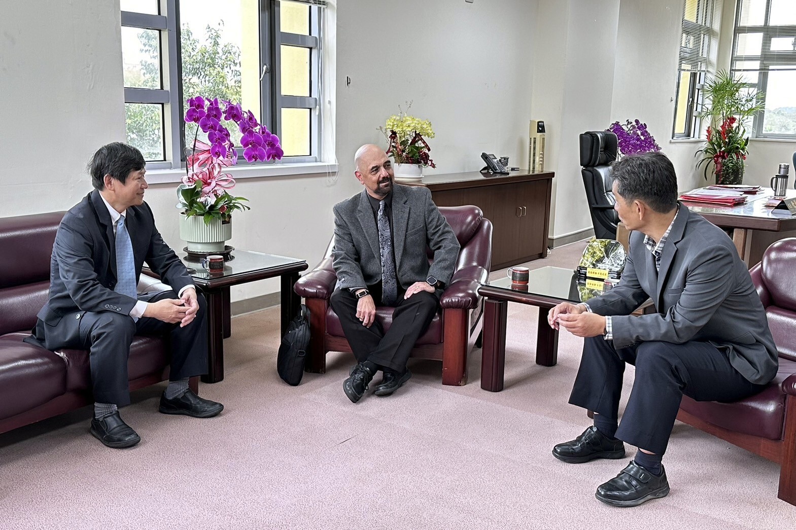 徐輝明校長與來校訪視之教授委員Dr. Ramin Cooper Maysami交換意見