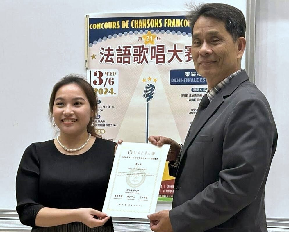 徐輝明校長頒發獎狀給獲得第一名的音樂系同學何鎵薰