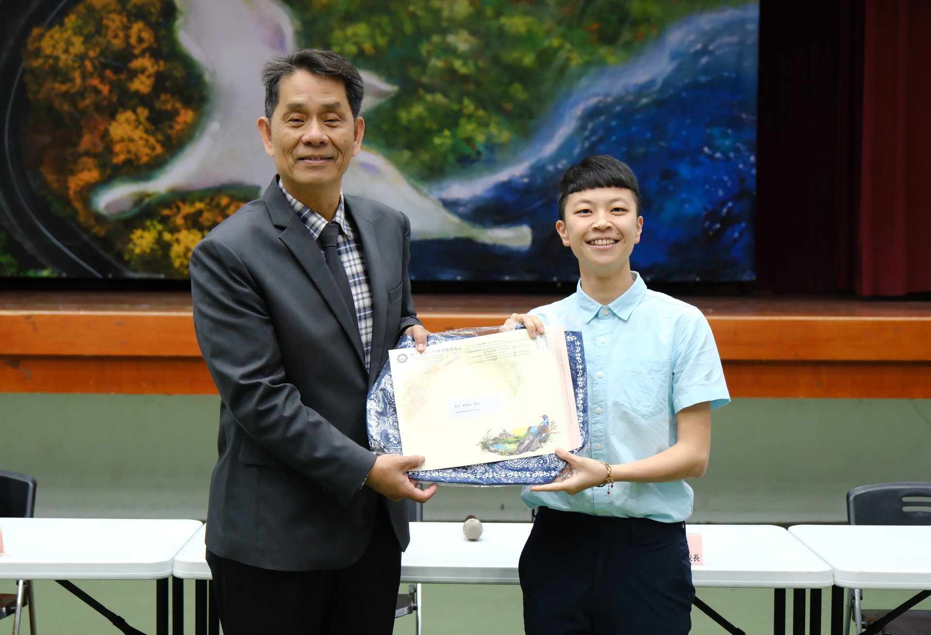 東華大學徐輝明校長致贈聘書予附小周曉郁老師