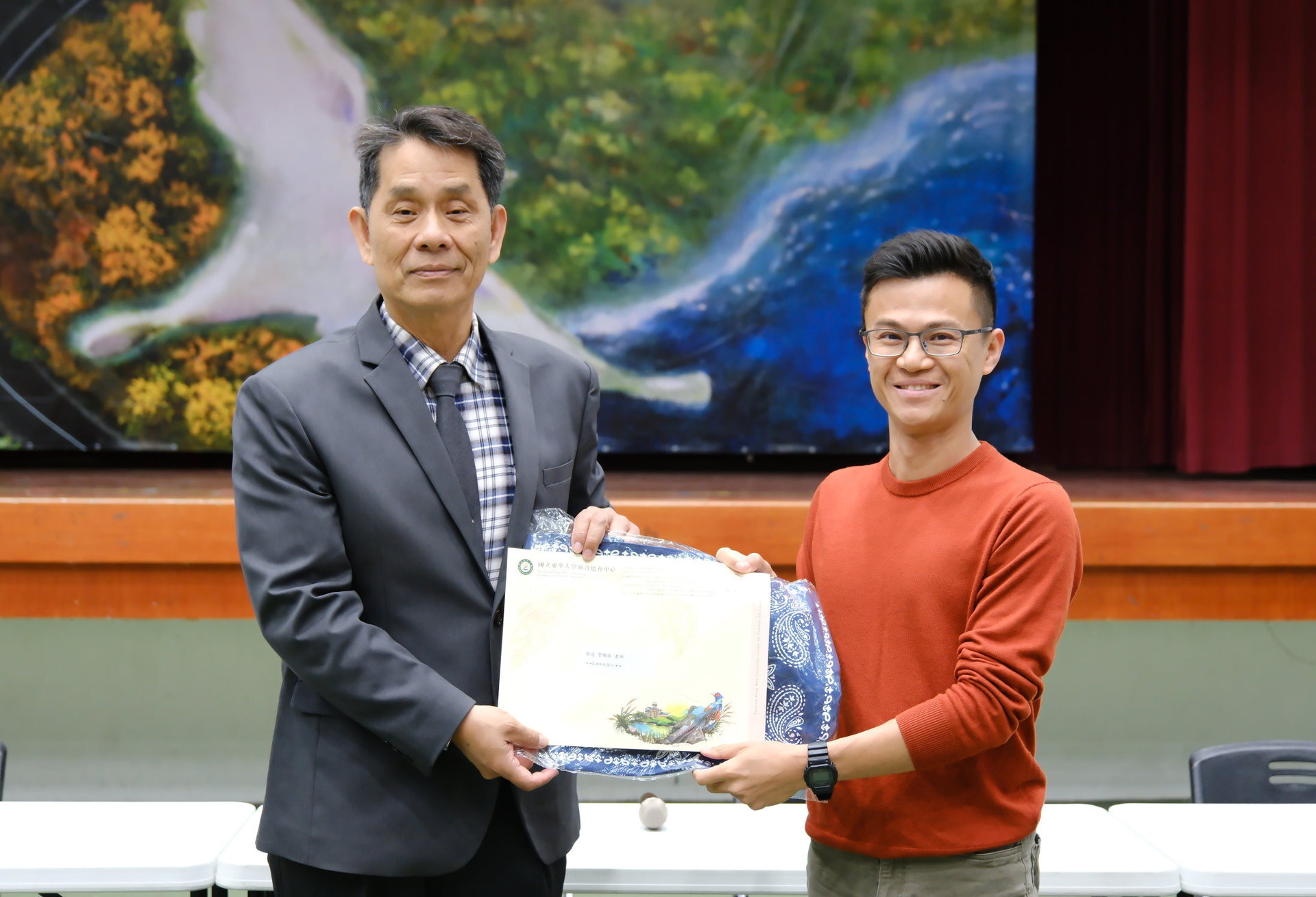 東華大學徐輝明校長致贈聘書予附小曾鐵征老師