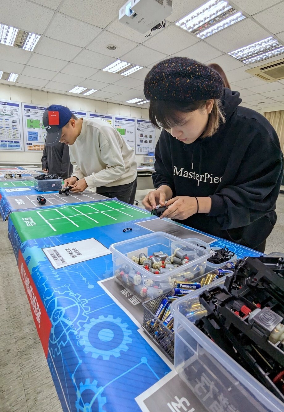 同學們賣力完成負責的組裝任務