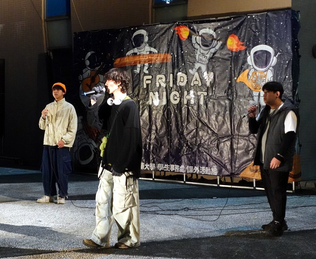嘻研社表演-三人藉由充滿吸引力的嗓音,展現著魅力