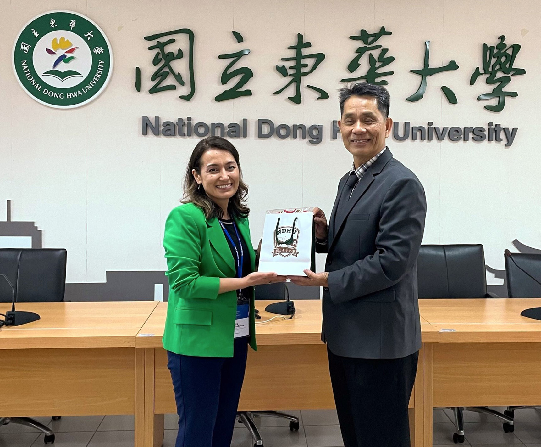 東華大學徐輝明校長與美國Fulbright(IEA)團長哈佛大學代表Shaira Kochubaeva交換禮物儀式