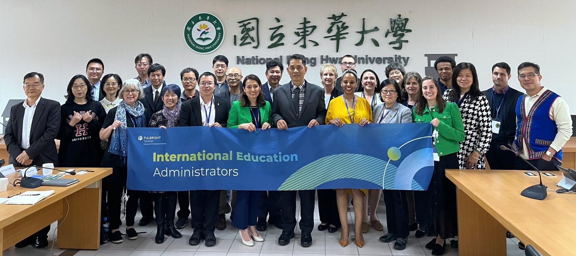 美國Fulbright(IEA)團隊與東華大學師長共同合影留念