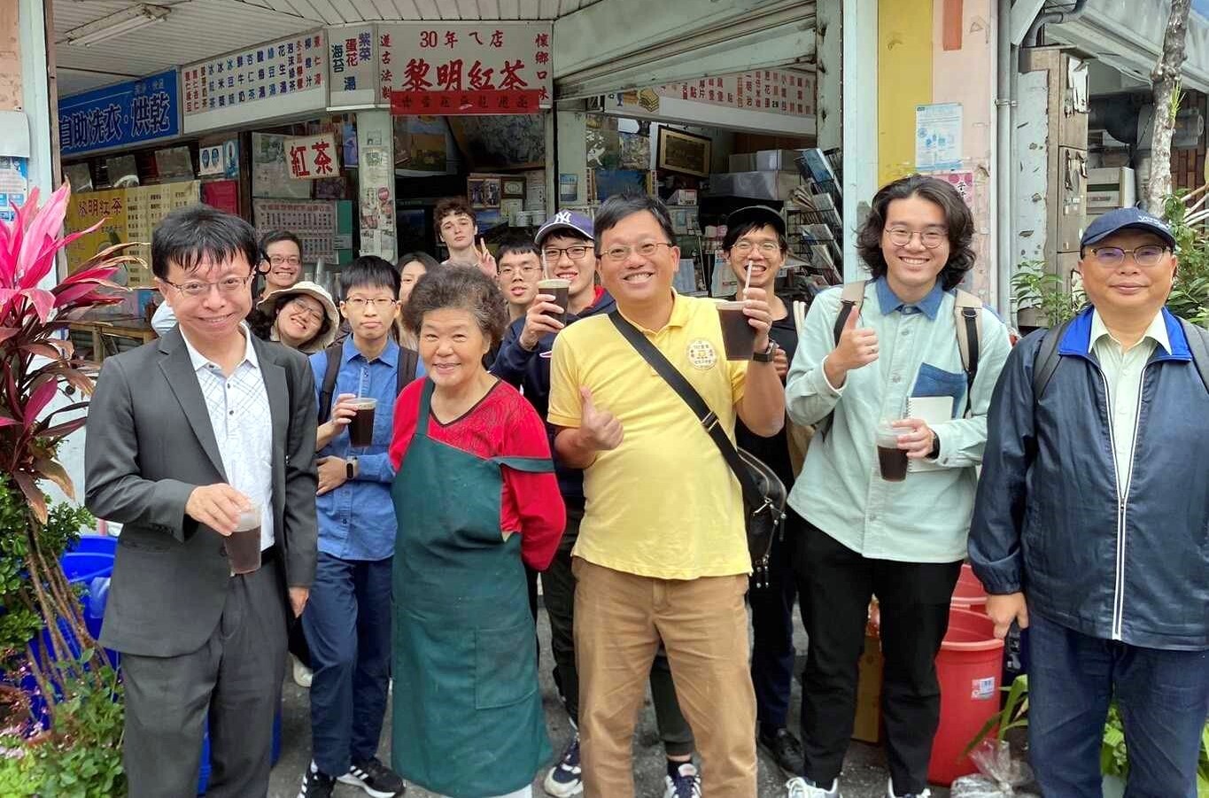 團隊與溝仔尾商圈老店「黎明紅茶」老闆娘之合影
