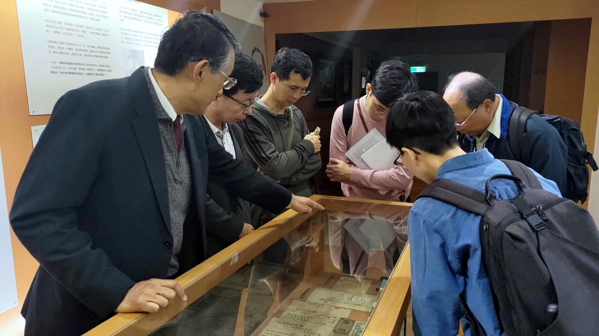 謝立德社長為團隊導覽介紹更生日報的創辦沿革
