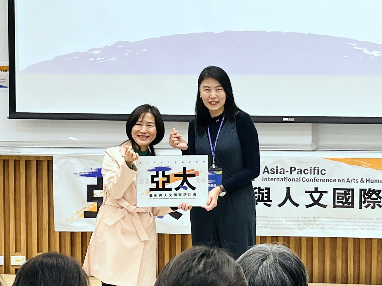 東華大學藝術學院徐秀菊院長象徵轉交下屆主辦權予馬來西亞南方大學設計學院趙佩娟院長
