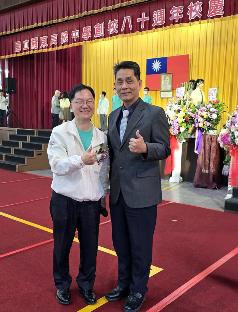 東華大學徐輝明校長(右)祝福羅東高中80週年校慶,與曾璧光校長(左)合照