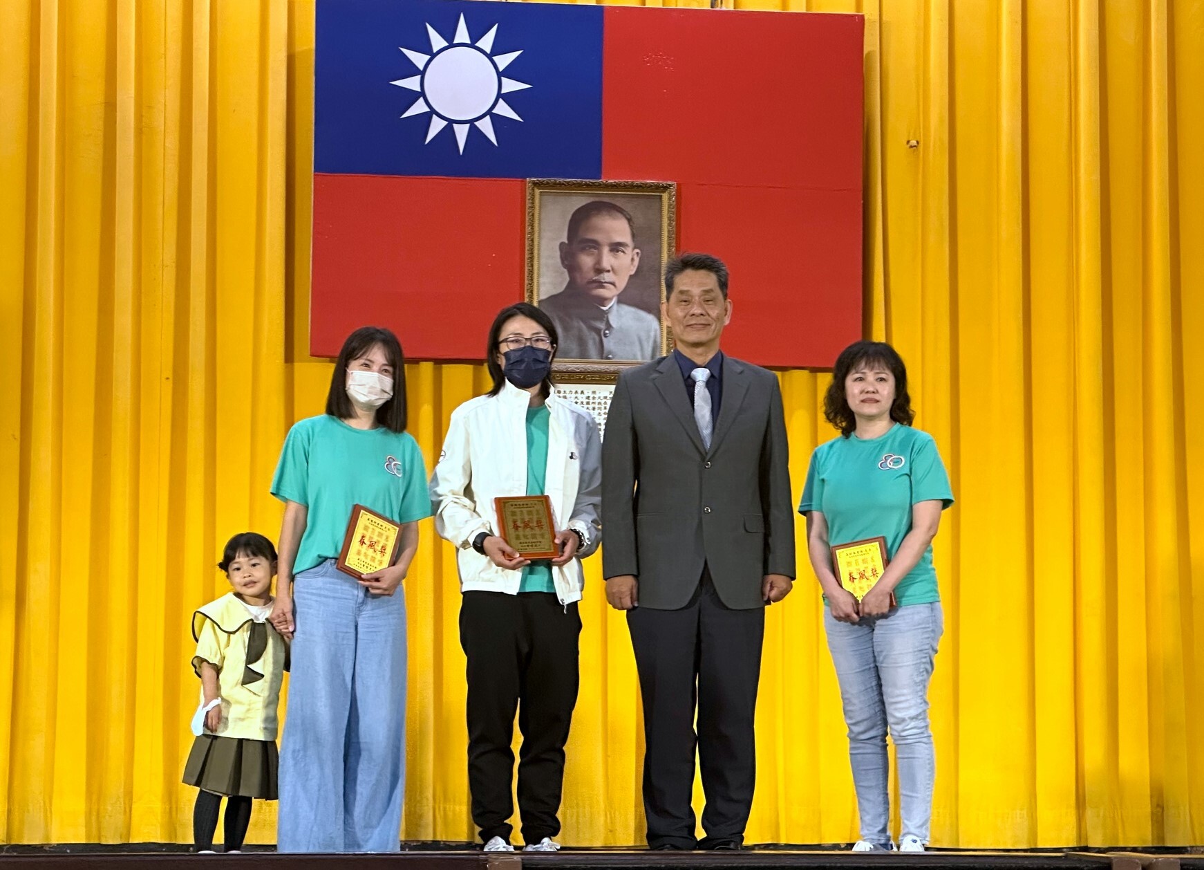 東華大學徐輝明校長於羅東高中校慶代表頒獎