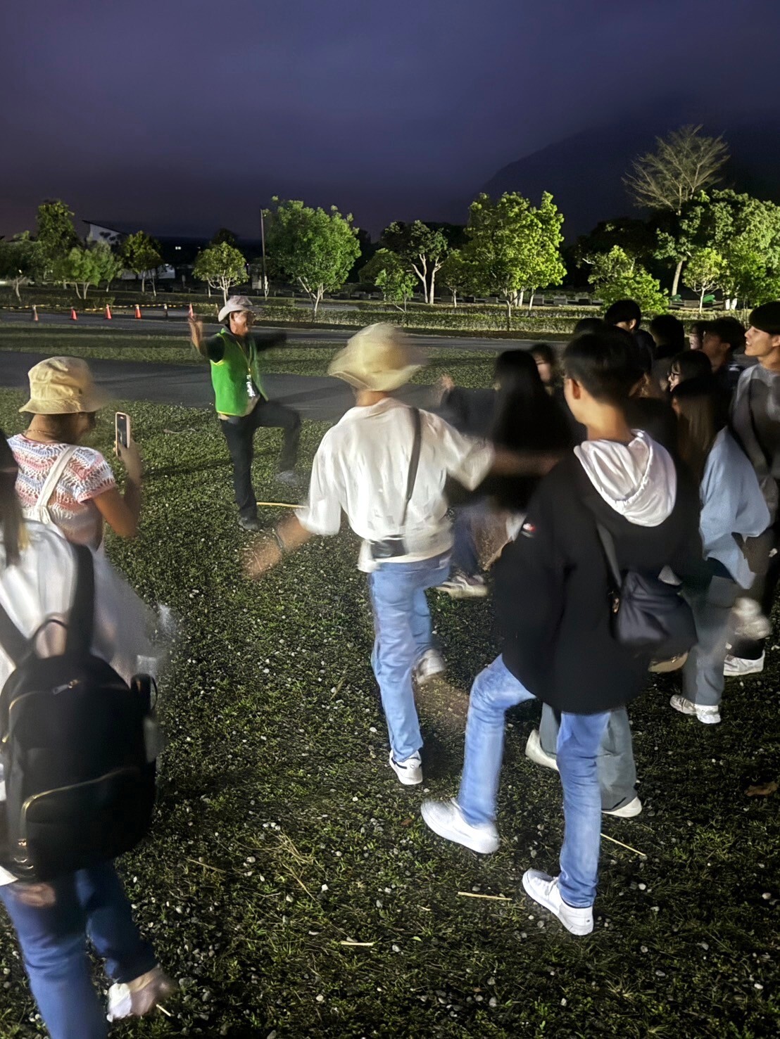 夜間賞螢前的熱身活動