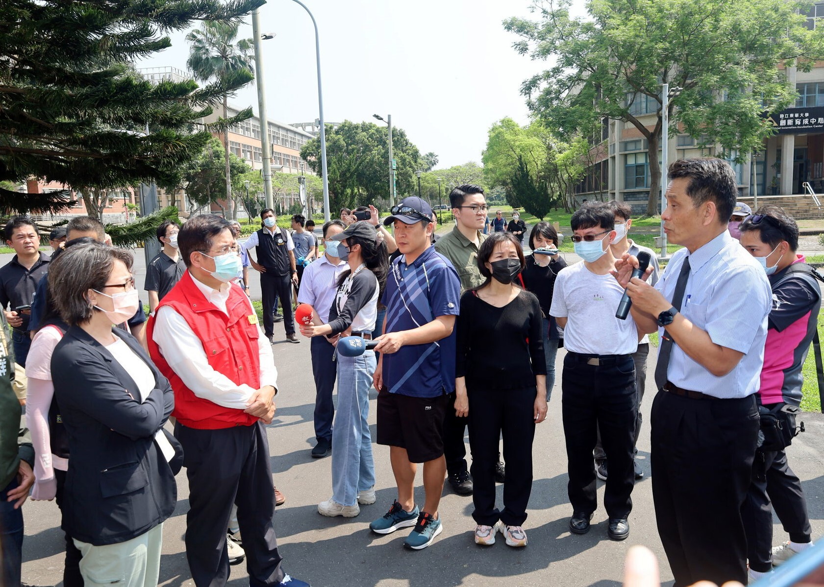 東華大學徐輝明校長向副總統當選人蕭美琴女土簡報學校災情