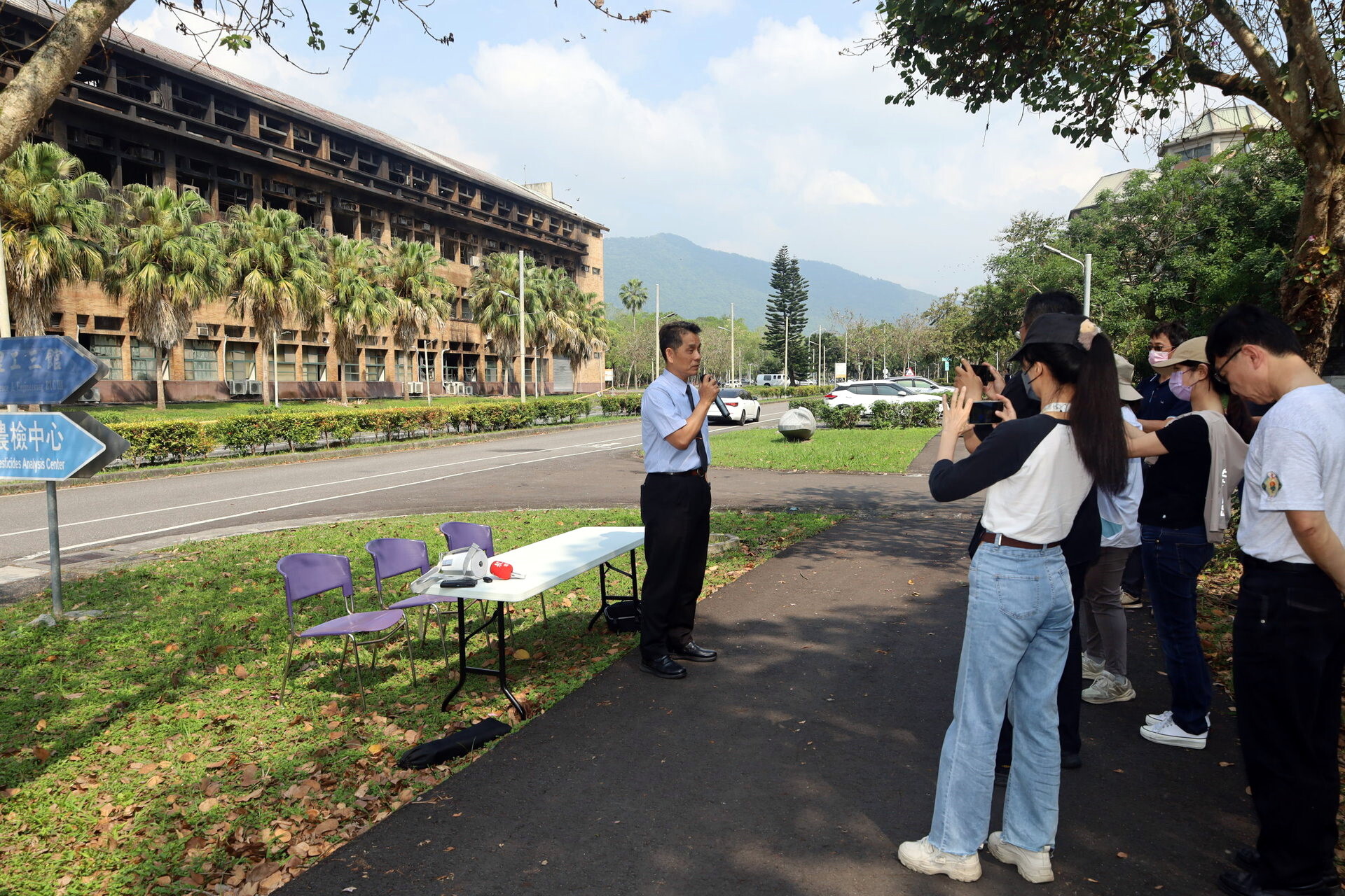 徐輝明校長向記者說明東華大學處理地震火災措施