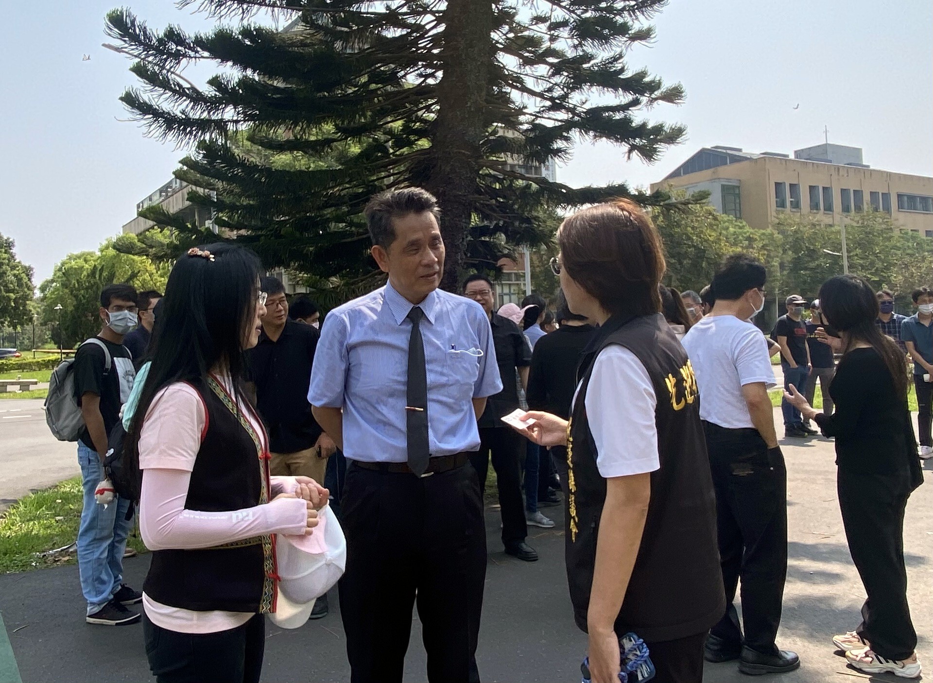 徐輝明校長向陳瑩立法委員及花蓮縣議員蔡依靜報告學校受損情形