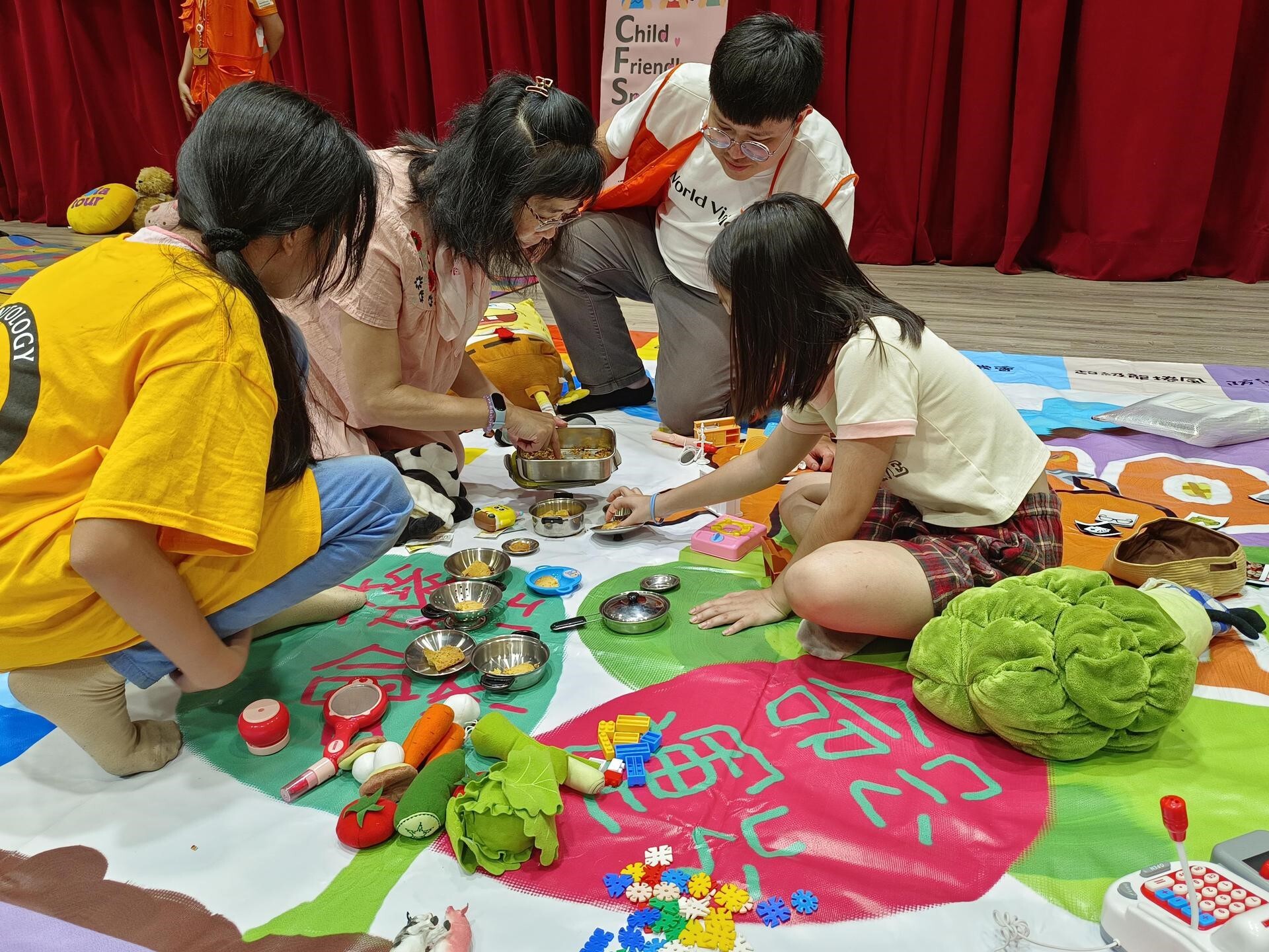 與安置居民分享暖心手工餅乾