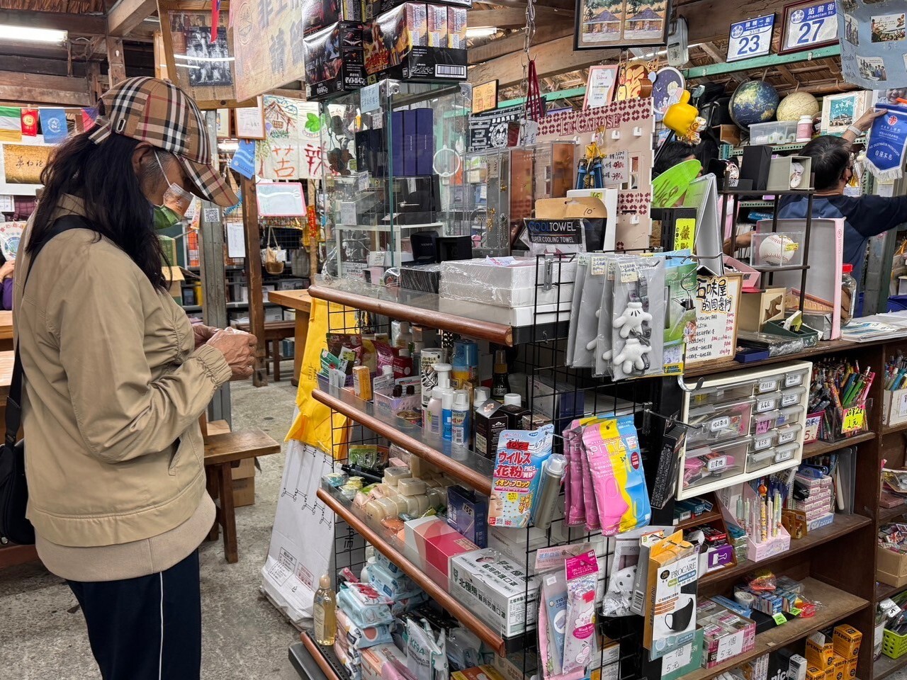 安置住民自行挑選適合所需的暖心物資