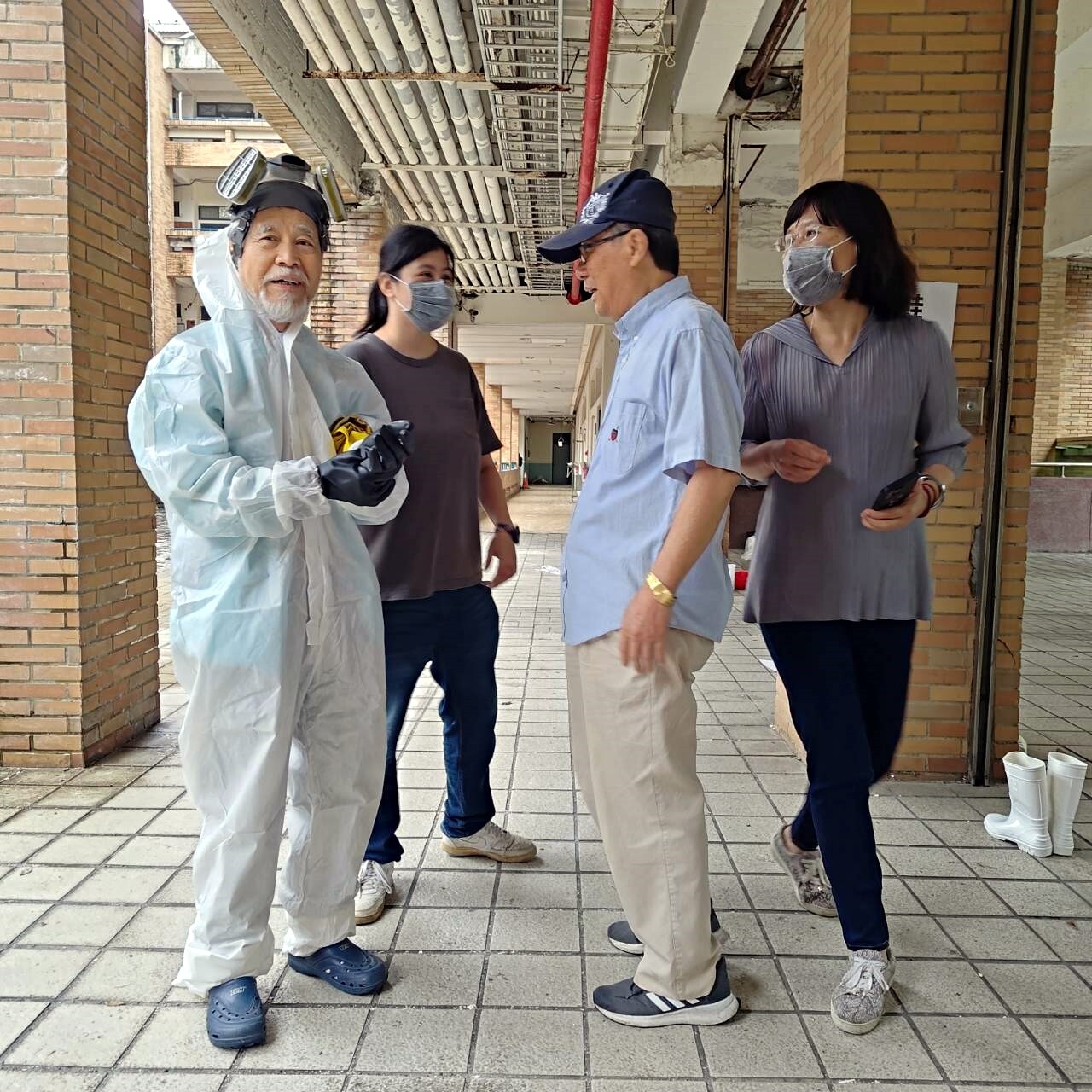 理工學院前院長林志彪教授與黃文樞校長討論火災狀況