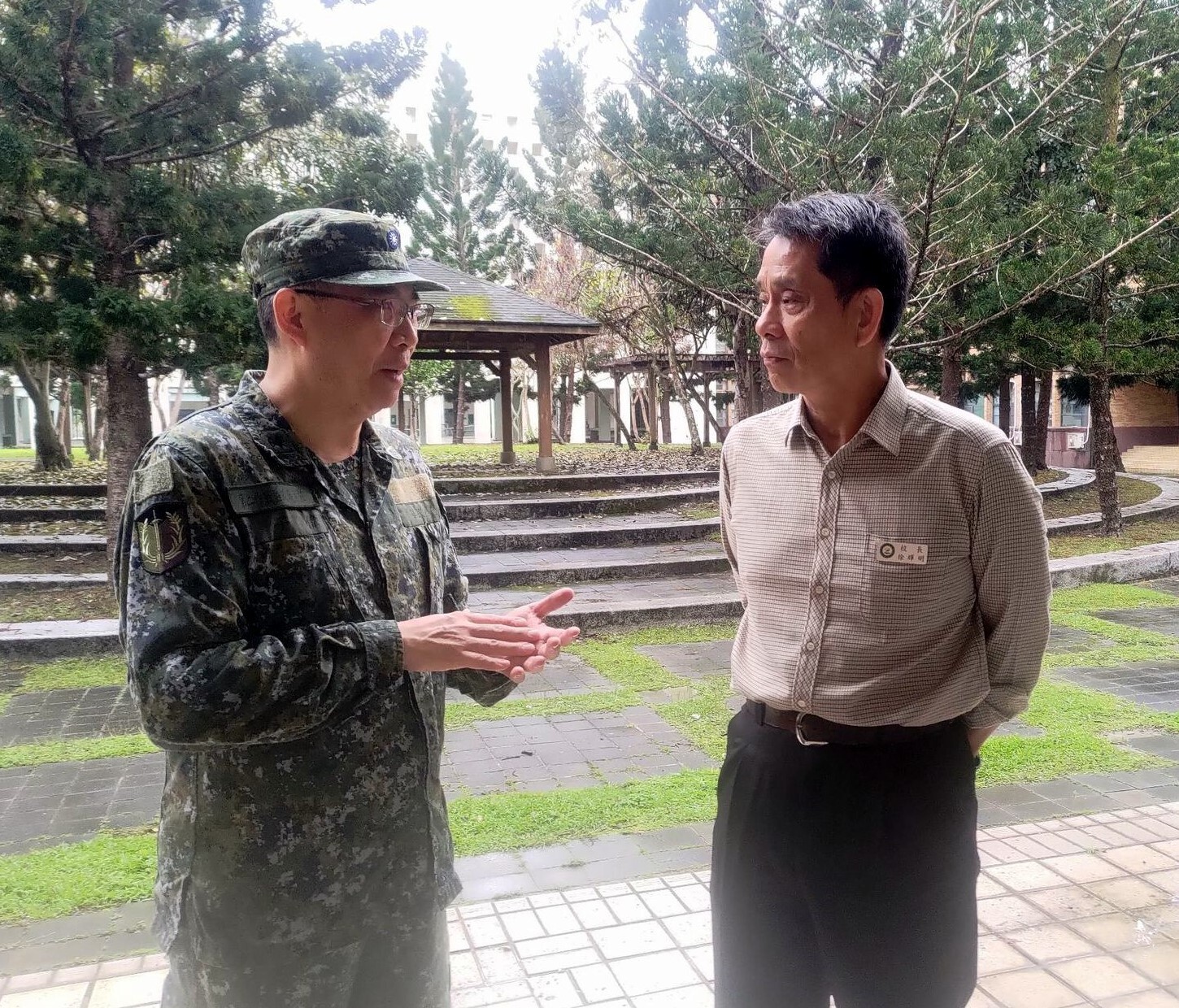 第二作戰區政戰主任謝子偉上校向徐輝明校長報告火災現場情況