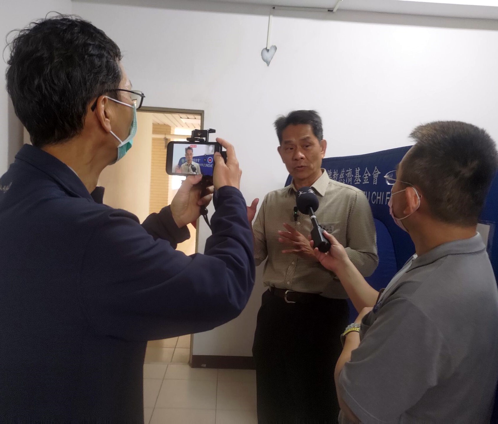 東華大學徐輝明校長接受大愛台訪問,感謝佛教慈濟基金會出借「淨斯福慧環保隔屏」
