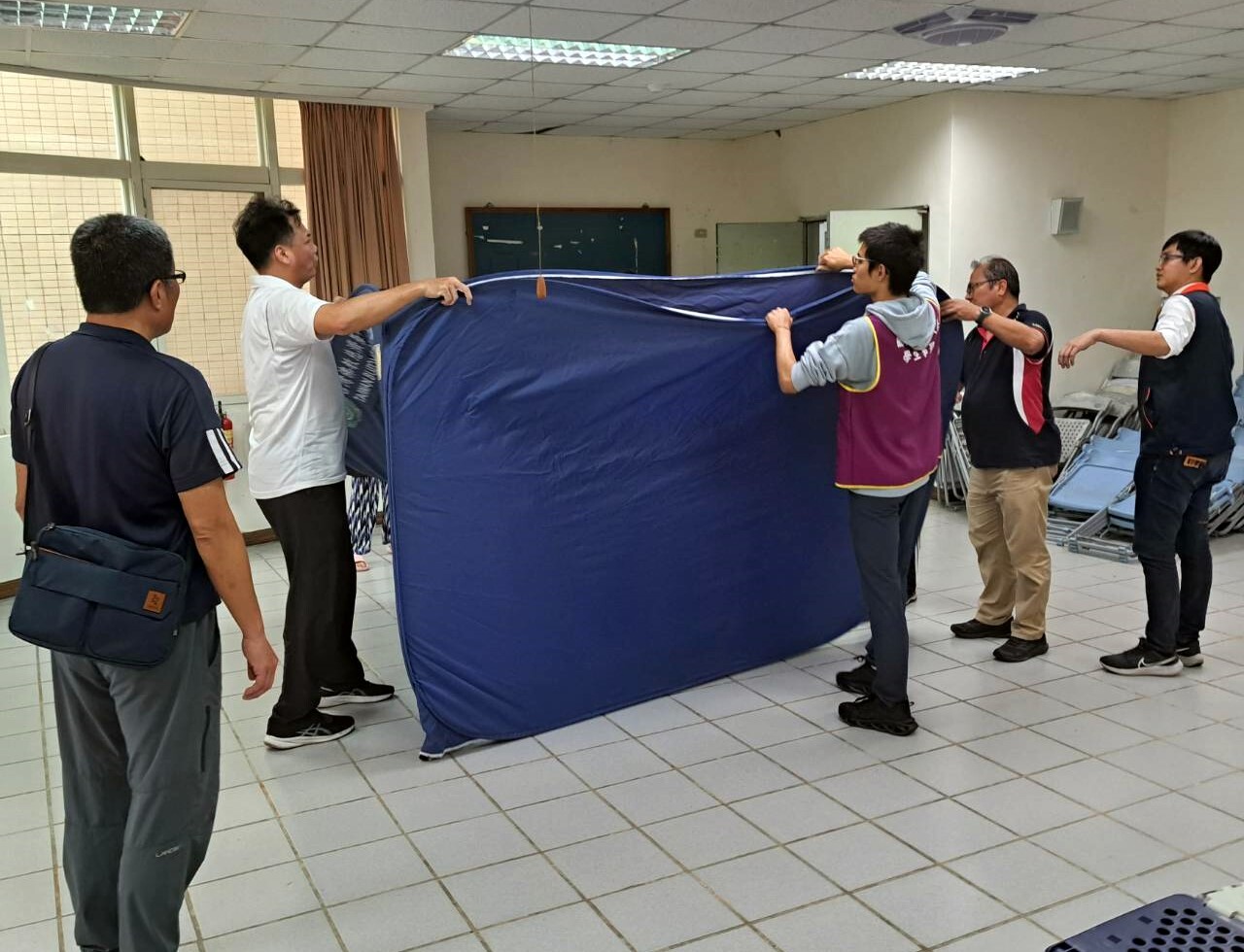 東華大學學生事務處校安人員組合「淨斯福慧環保隔屏」
