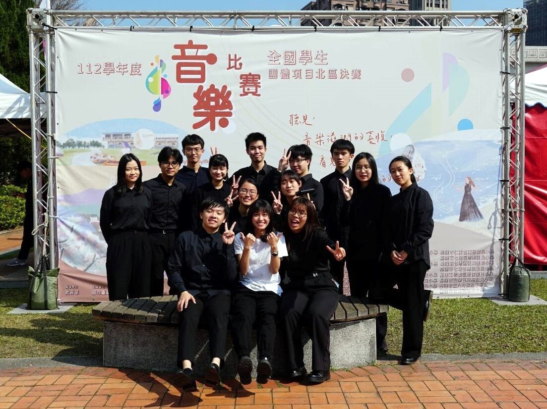 打擊樂社於競賽場域外合影留念