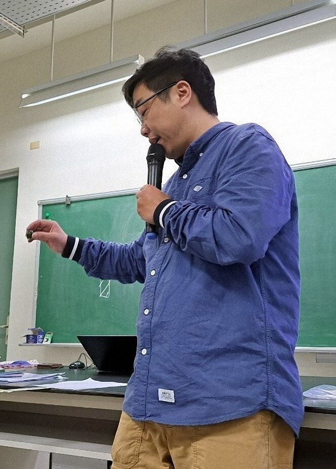 老師示範「直尺的韌性」