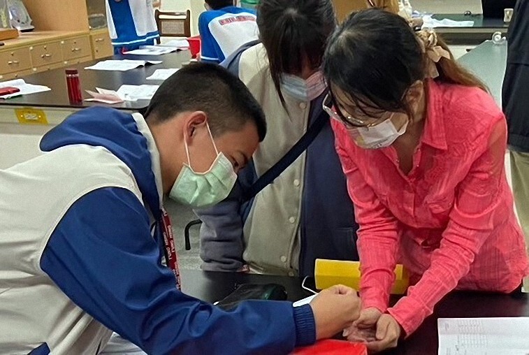 學員與老師討論投幣機