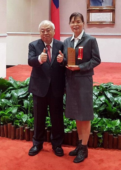 潘秀娥組長受獎後與主計長朱澤民合影
