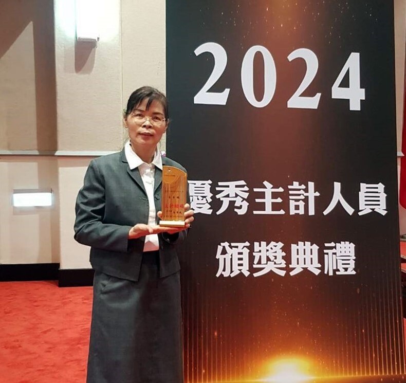 潘秀娥組長受獎後於典禮會場留影