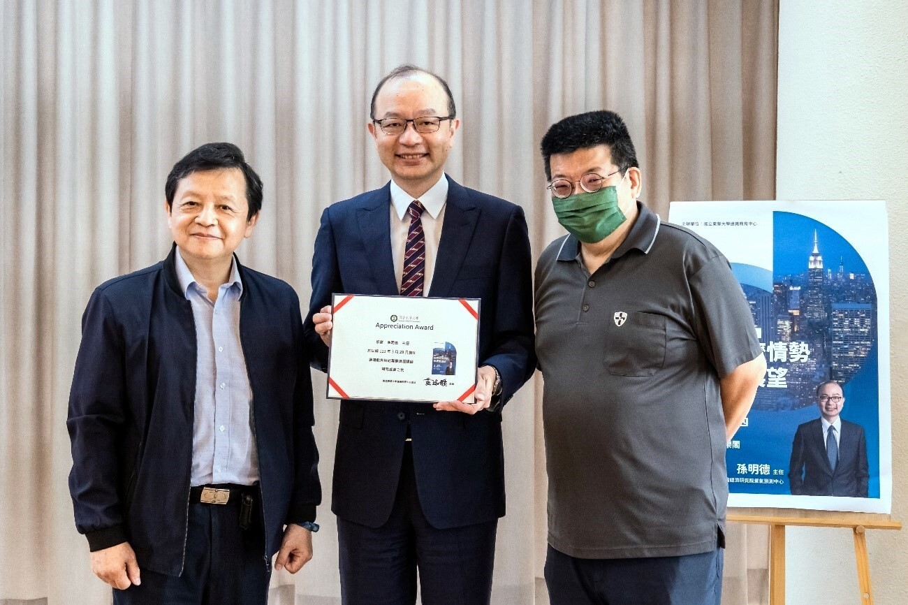 林信鋒主任頒發感謝狀及與會師長合影