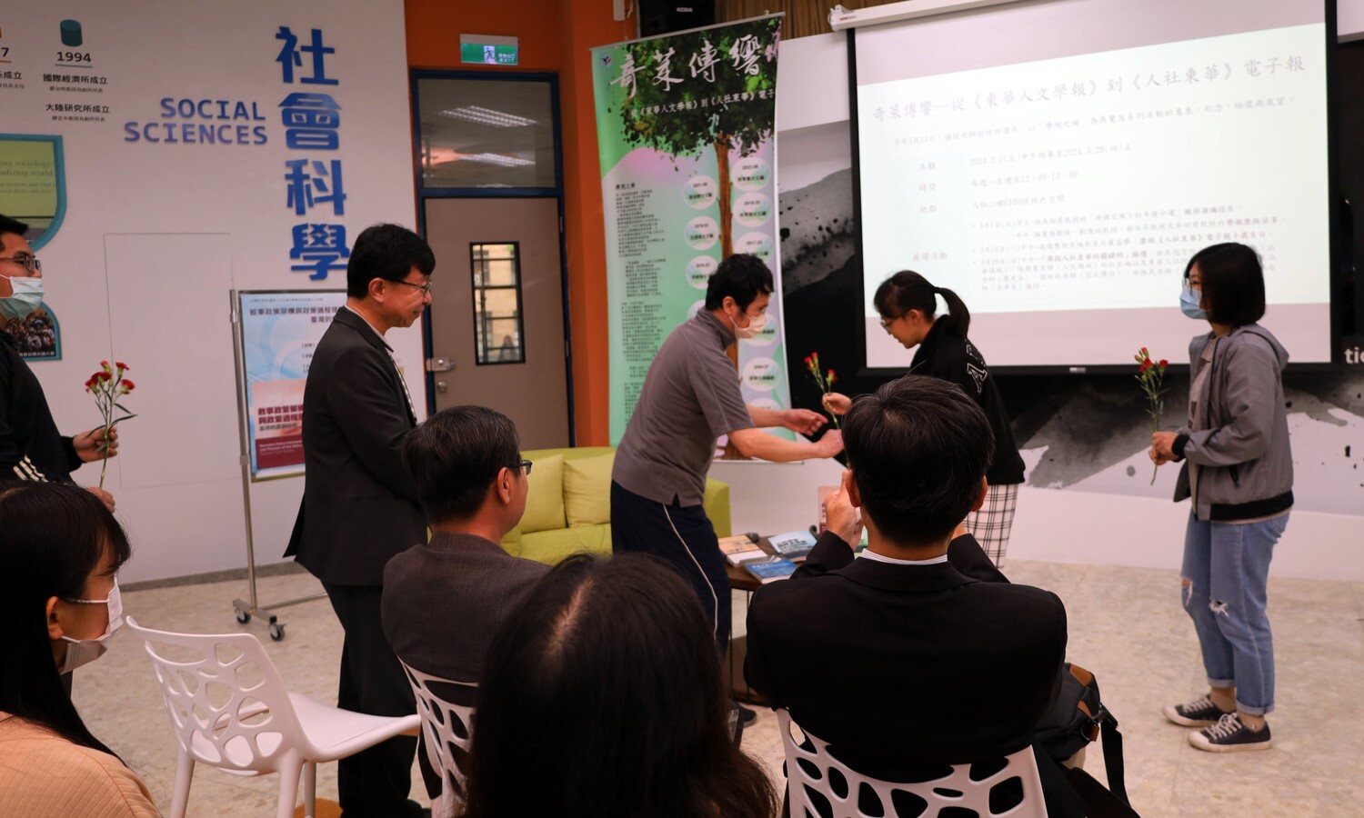 公行系學生前來獻花致意,活動現場溢滿溫馨感