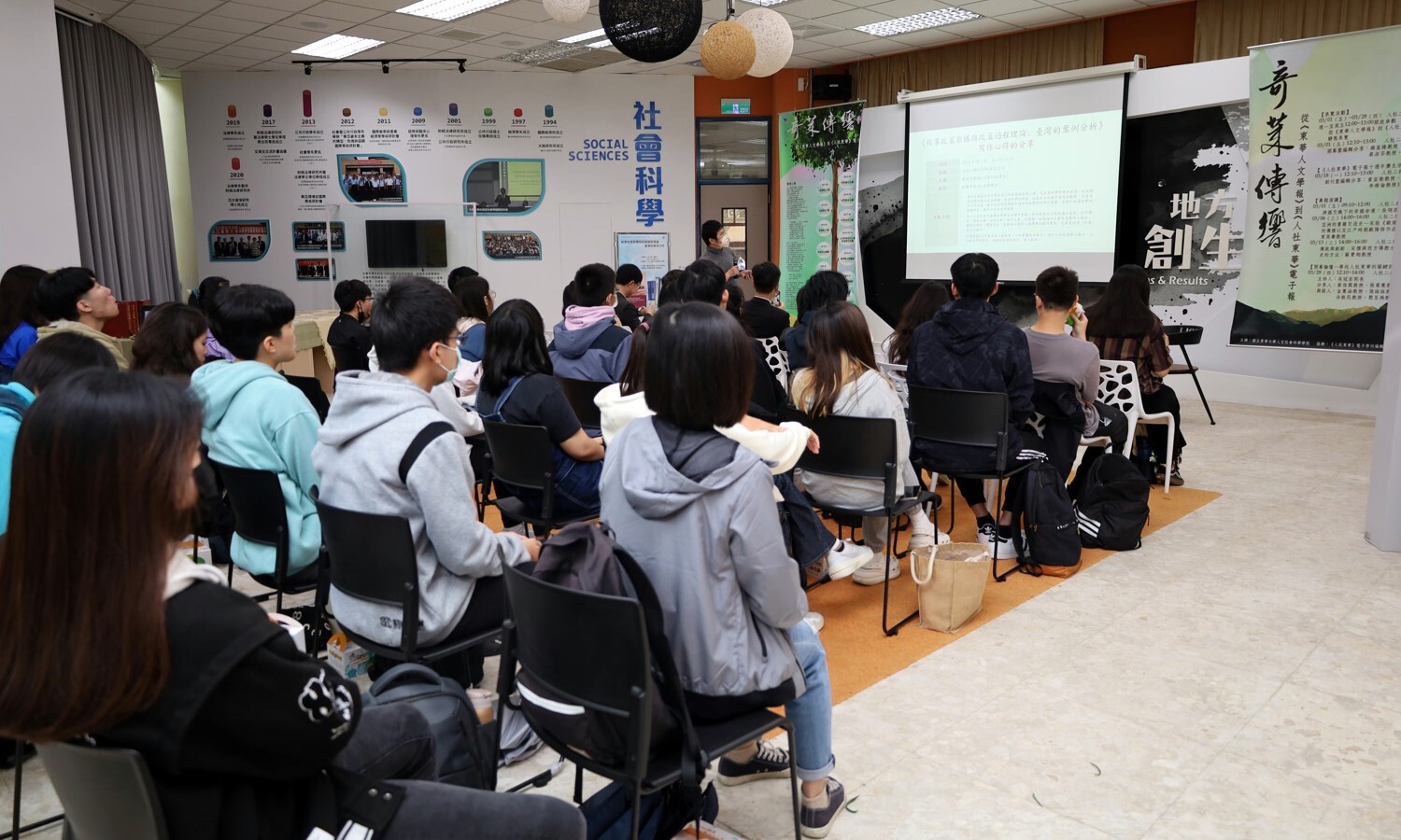 魯炳炎教授於座談會中首先分享書寫《敘事政策架構與政策過程理論 臺灣的案例分析》之心路歷程與相關著作