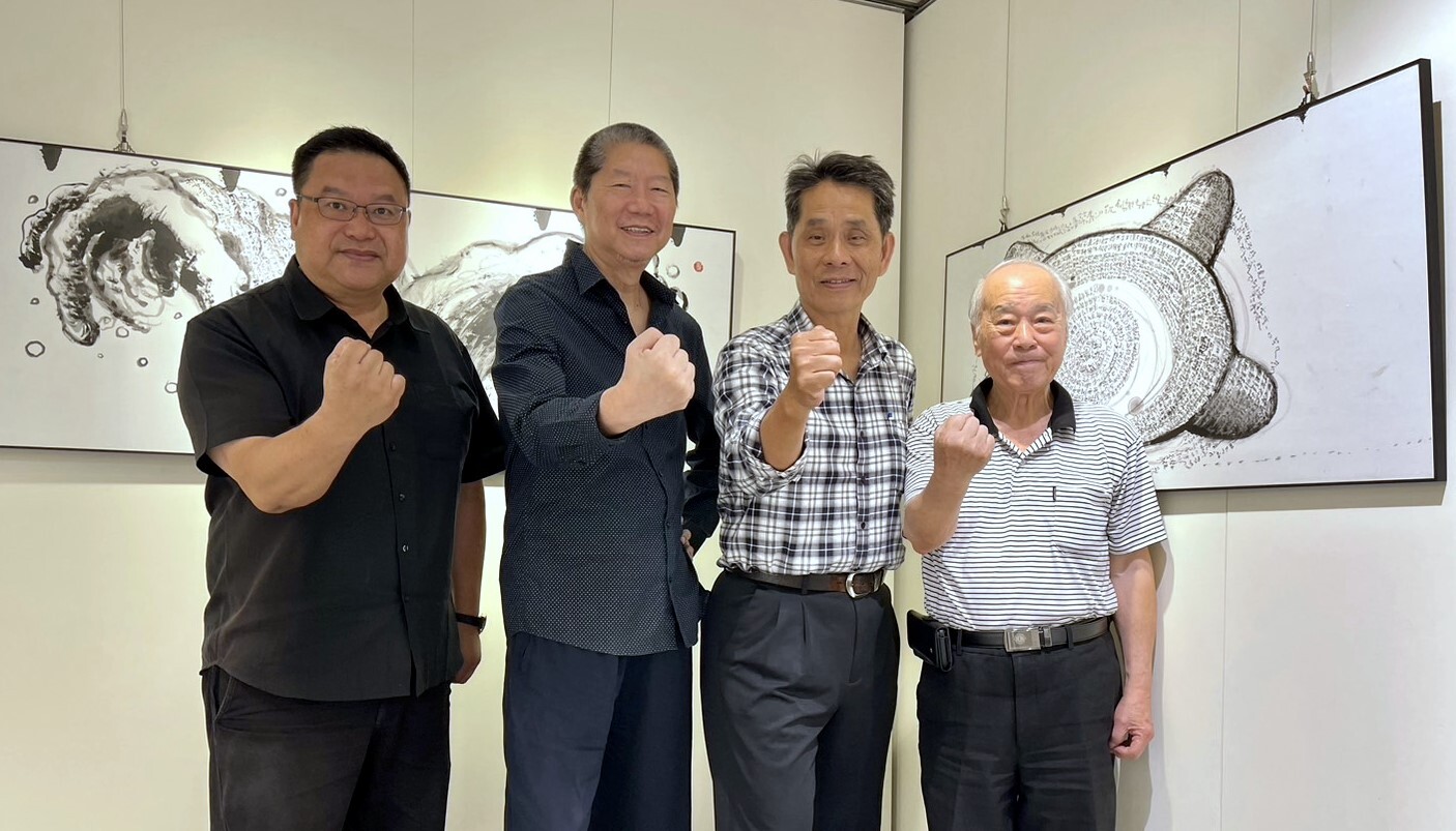 徐輝明校長親自前往義賣會現場感謝敖幼祥大師(左1廖慶華主任秘書、左2敖幼祥大師、右1藝術家彭明德老師、右2徐輝明校長)