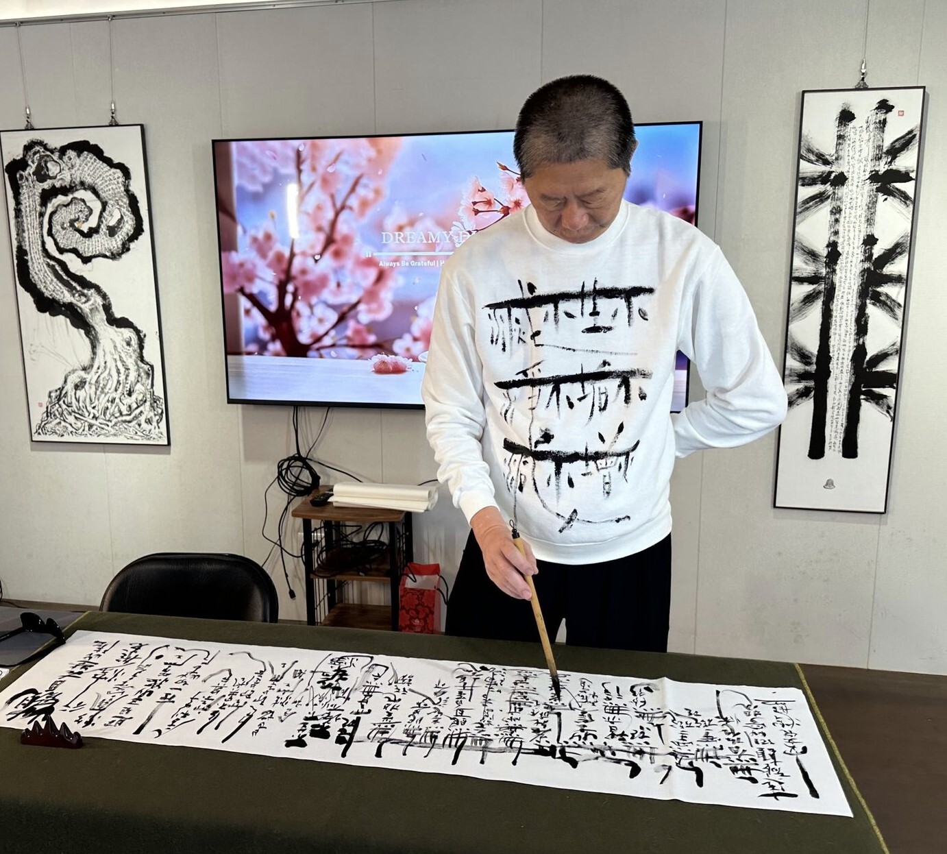 敖幼祥大師作畫情景