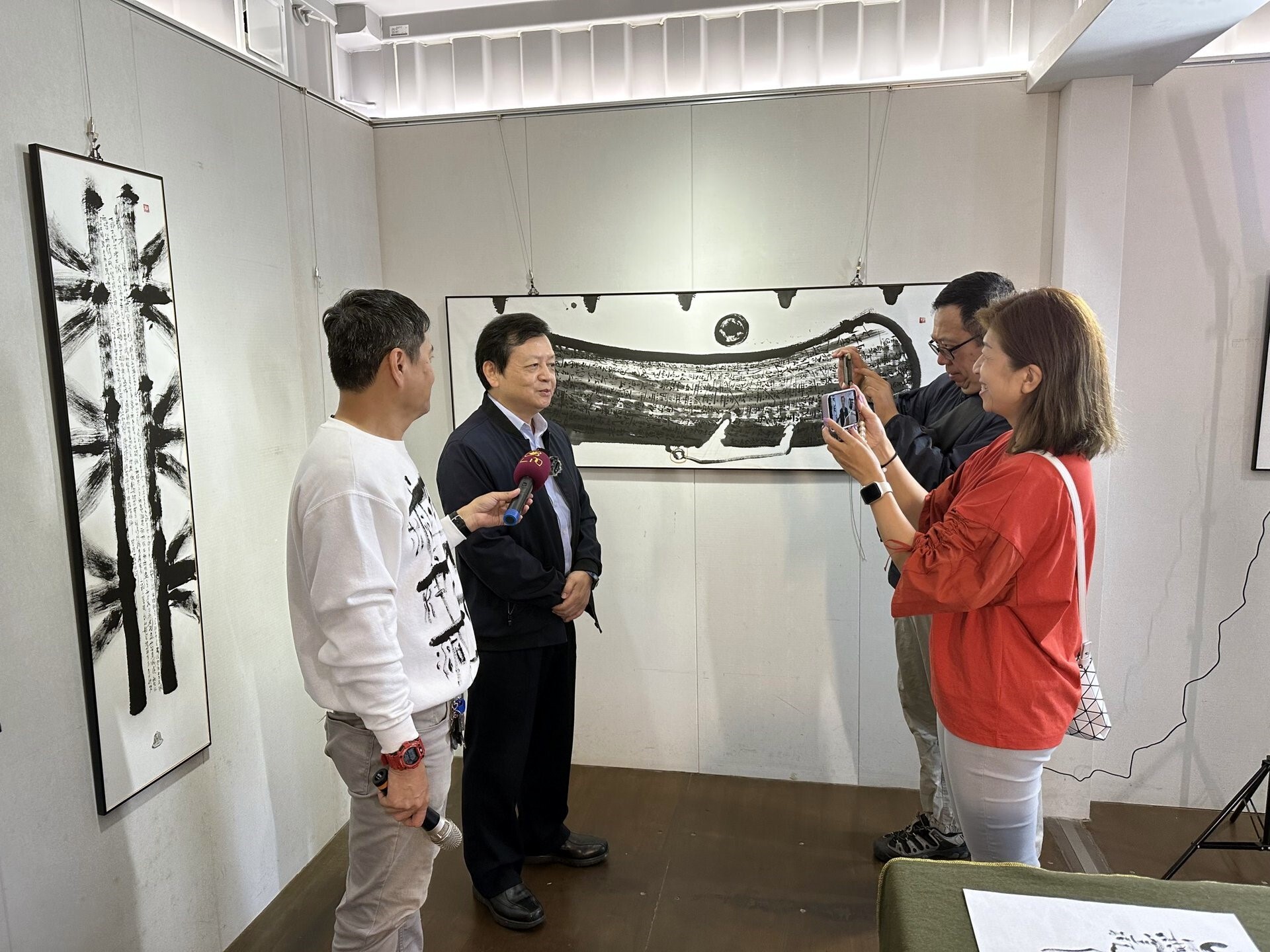東華大學人工智慧辦公室林信鋒教授對漫畫大師敖幼祥義賣募款,全數捐給國立東華大學災後重建,表示高度感謝