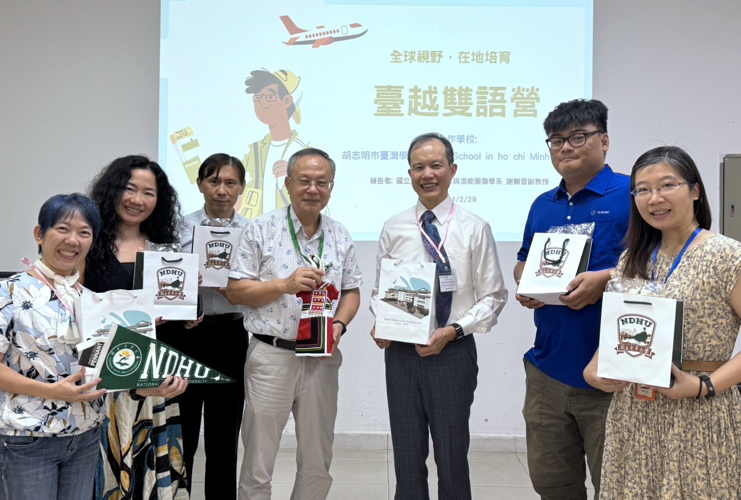 兩校簽訂合作意向書後交換禮物