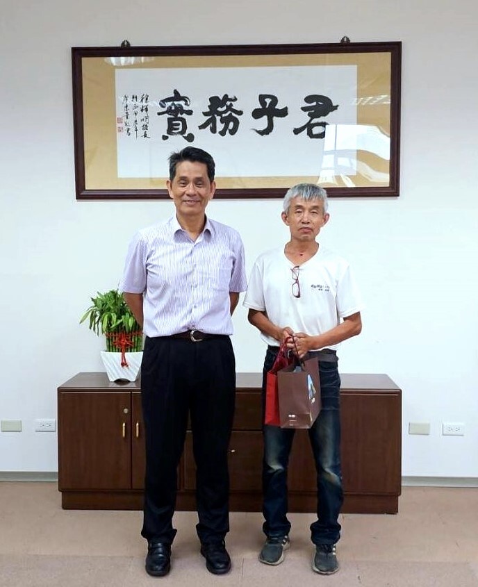 徐輝明校長表彰理工二館夜間管理員何岳璋先生