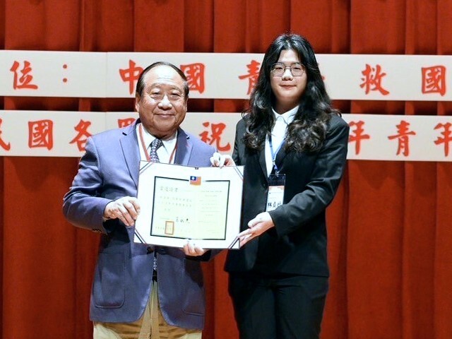 國際企業學系四年級林貞妤同學榮獲總統獎接受表揚