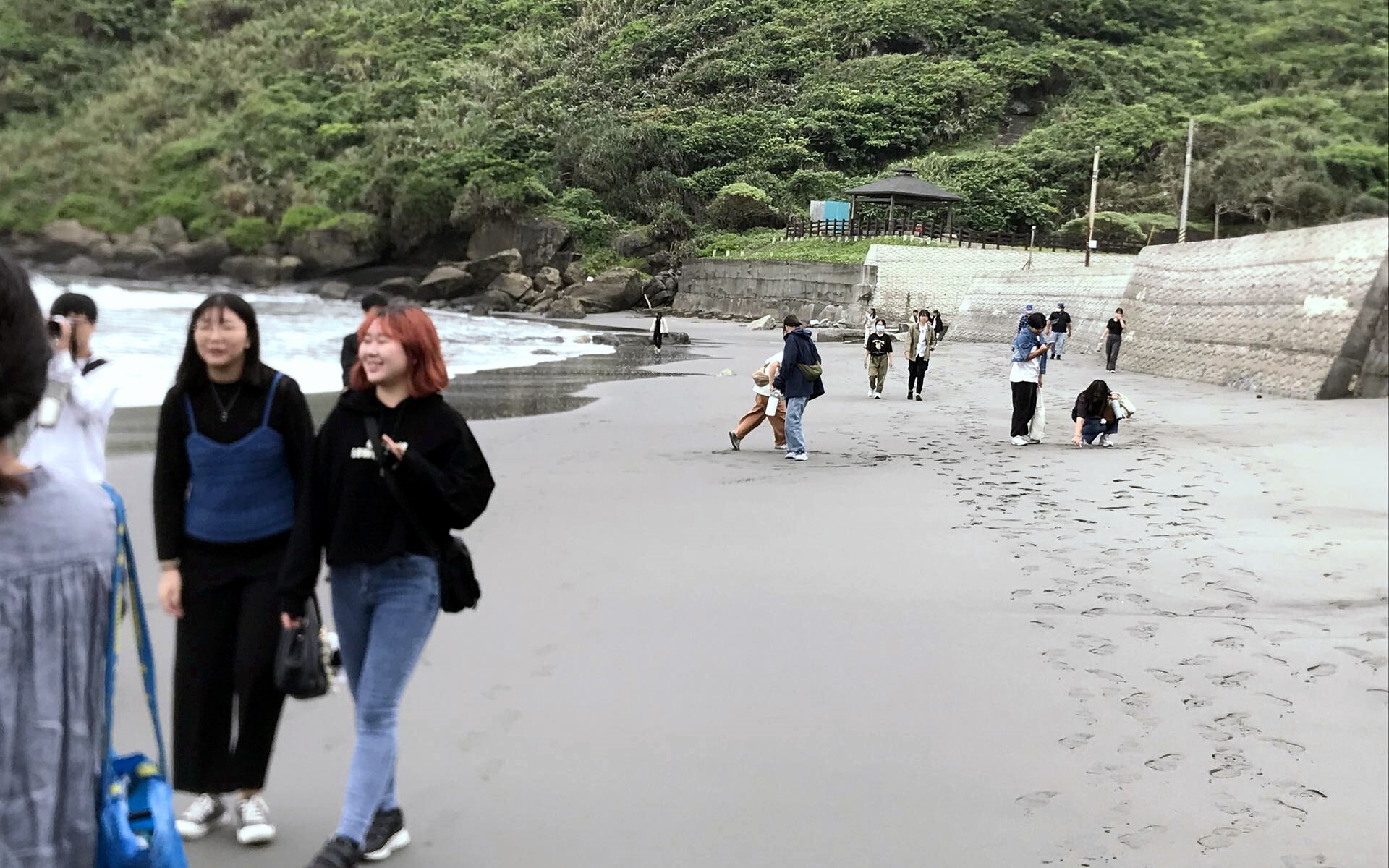 災後的校外教學,學生走在磯崎海灘,感受著山與海